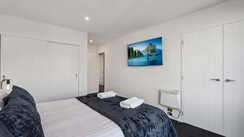 2 slaapkamers, een bureau, een strijkplank/strijkijzer, wifi