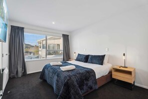 2 bedrooms, desk, iron/ironing board, WiFi