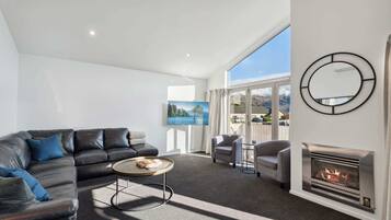 Télévision, cheminée, chaîne hi-fi, espaces bureaux