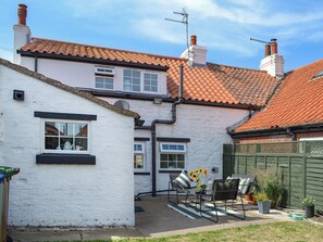 Outdoor dining - 2 bedroom accommodation in Flamborough (Flamborough)