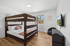 4 bedrooms, desk, iron/ironing board, free WiFi