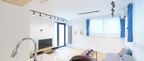 Een koelkast, een microgolfoven, een kookplaat