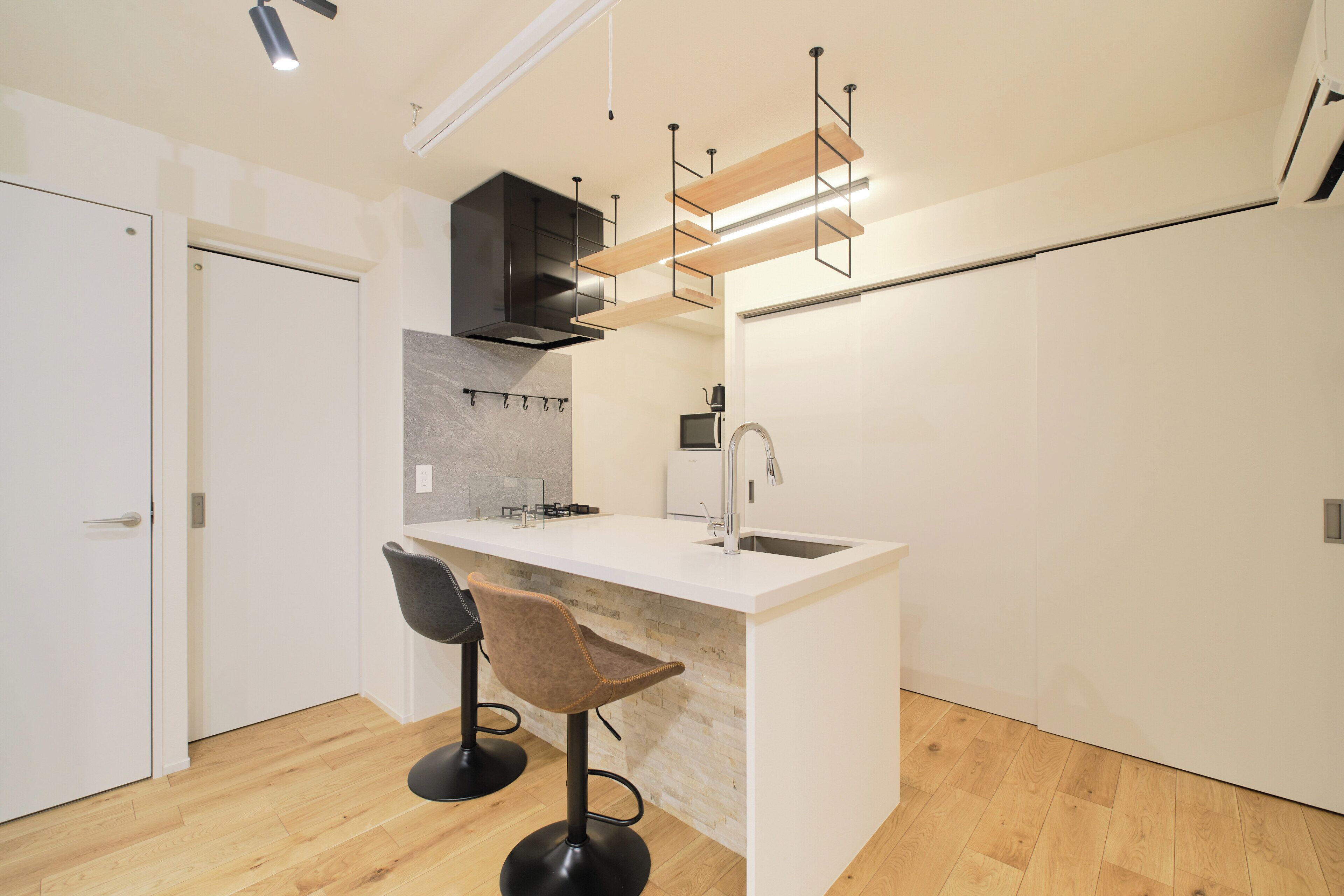 Refrigerador, microondas, placa de cocina, utensilios de cocina