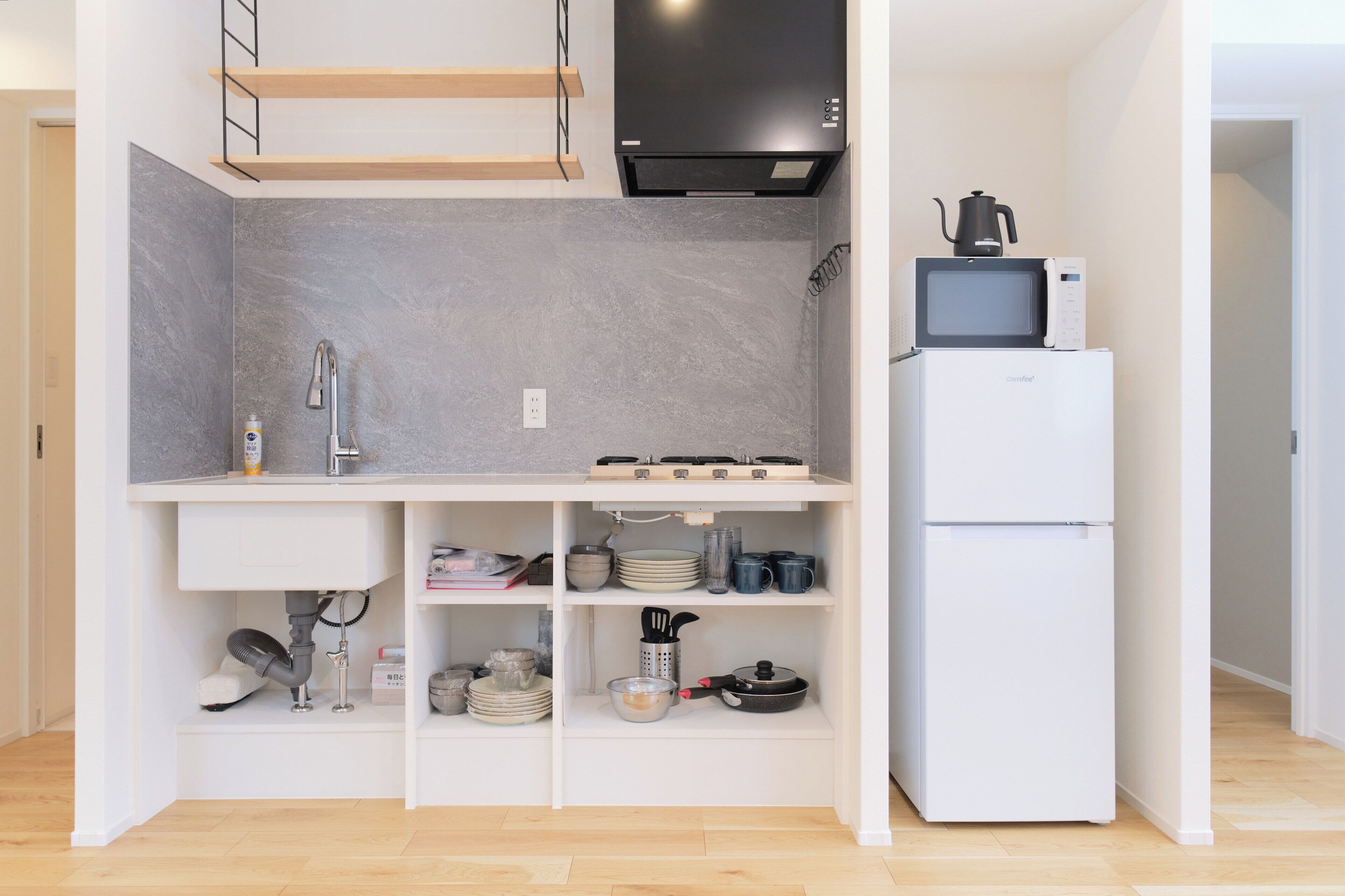 Apartamento, para não fumantes (D(6p)) | Cozinha privada | Geladeira, micro-ondas, cooktop, talheres/pratos/utensílios de cozinha