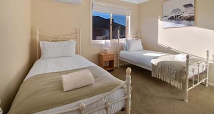 Crampton Comforts - Walk to CBD, Cosy & Homely