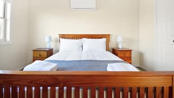 3 slaapkamers, een strijkplank/strijkijzer, reisbedje, wifi