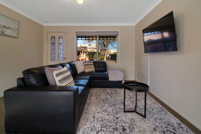 Central Escape | Walk to CBD, Cosy & Convenient