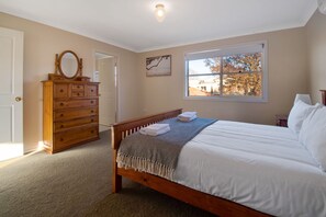 3 slaapkamers, een strijkplank/strijkijzer, reisbedje, wifi