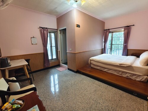 Alishan | Double Room near Fenqihu Old Street | Bus Access | 新天山茶業民宿雙人房