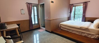 Alishan | Double Room near Fenqihu Old Street | Bus Access | 新天山茶業民宿雙人房