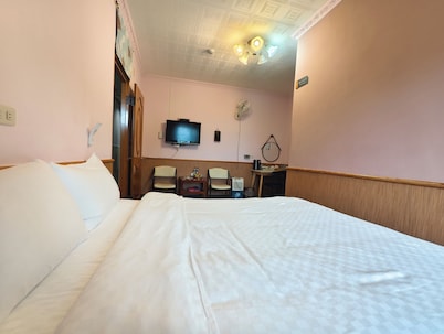 Alishan | Double Room near Fenqihu Old Street | Bus Access | 新天山茶業民宿雙人房