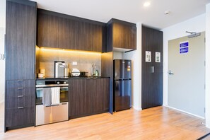 Geladeira, micro-ondas, fogão, cooktop