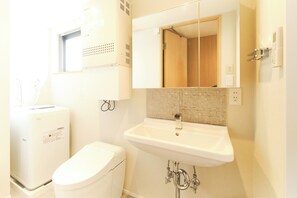 501 (3 people), Non Smoking | Bathroom | Combined shower/tub, hair dryer, slippers, towels