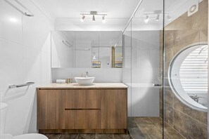 Regadera, secadora de cabello, toallas 