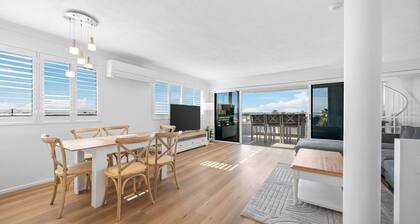 Stylish 4-Bed Townhouse with Panoramic Ocean Views