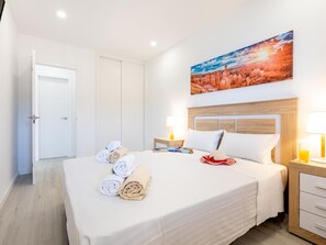 Iron/ironing board, Internet, bed sheets