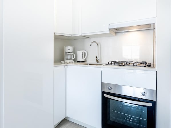 Fridge, microwave, oven, coffee/tea maker