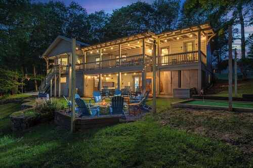 Epic Home Sleeps 20-Basketball Court-Hot Tub-Sauna