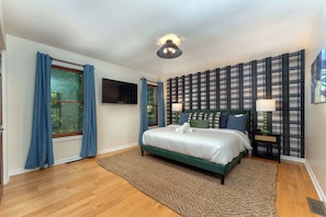 6 bedrooms, desk, iron/ironing board, travel cot