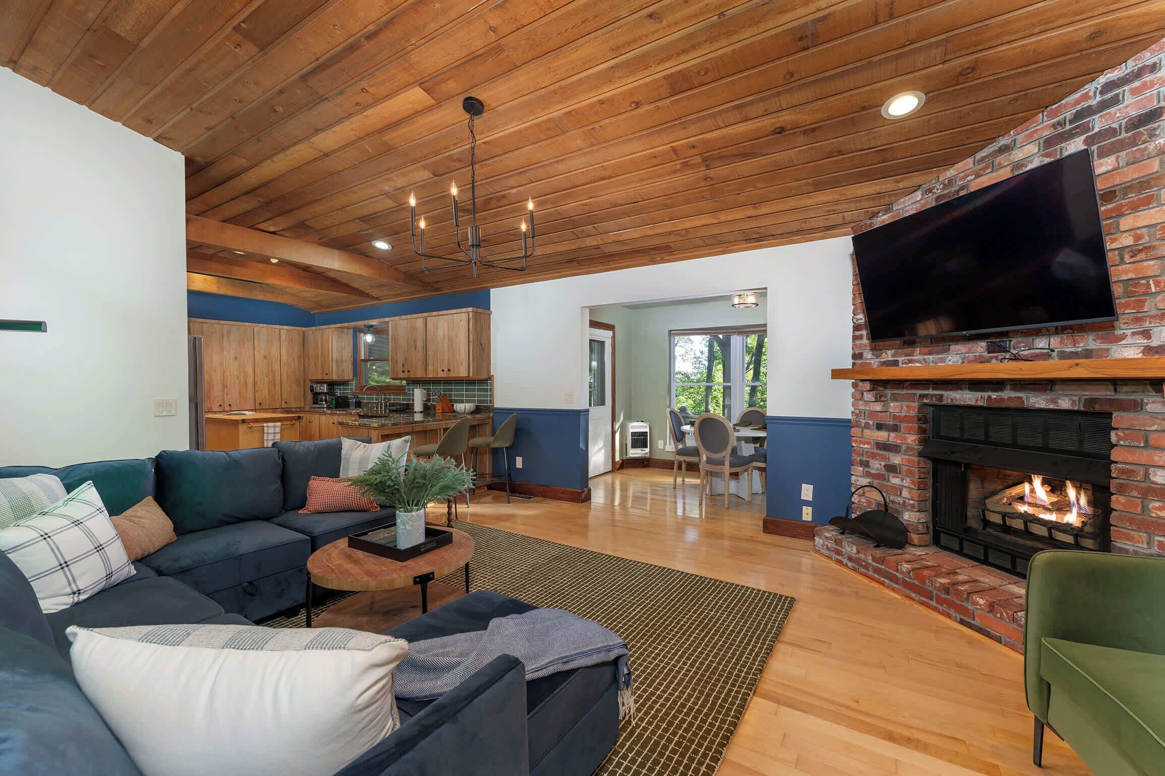 Televisión, chimenea y oficina 