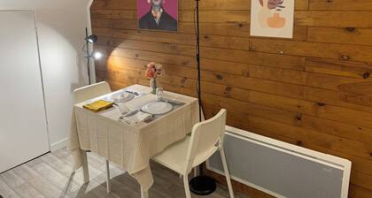 Studio sympathique et paisible, Ă proximitĂ© de plusieurs centres dâintĂ©rĂȘts.