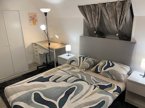 1 slaapkamer, een bureau, een strijkplank/strijkijzer, gratis wifi