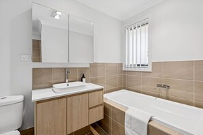 Shower, hair dryer, towels - The Haven by Coast Hosting (Ettalong Beach)