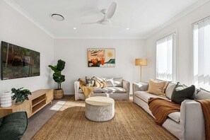 TV, video games, offices - The Haven by Coast Hosting (Ettalong Beach)