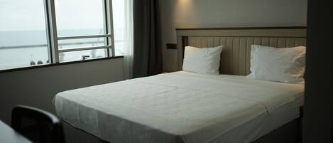 Double Room, Sea View | Meja, seterika/papan seterika, Wi-fi percuma