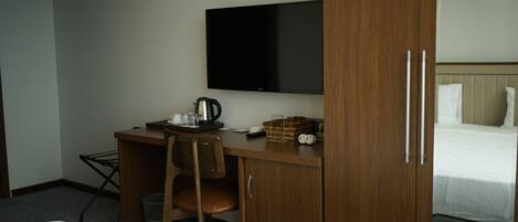 مكتب ومكواة/لوح كي وواي فاي مجانًا