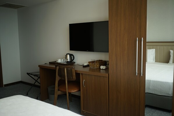 Habitación doble, vista al mar | Escritorio, tabla de planchar con plancha y wifi gratis 