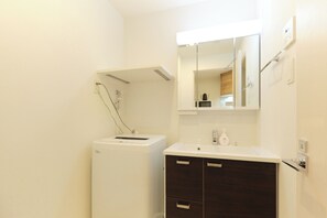 A(3p), Non Smoking | Bathroom | Combined shower/tub, free toiletries, hair dryer, slippers - Cure Skytree by Tranova (Tokyo)