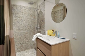 Dusche, Haartrockner, Handtücher