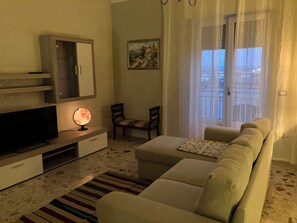 TV, fireplace - Cozy and comfortable apartment (San Giorgio Ionico)