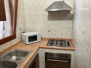 Micro-ondes, four, plaque de cuisson