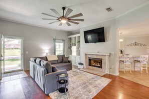 TV, books - Updated Retreat w/ Outdoor Space in Flowood! (Flowood)