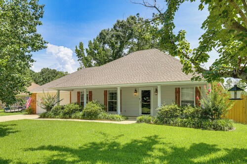 Updated Retreat w/ Outdoor Space in Flowood!