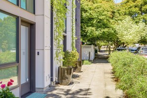 Property grounds - Couple’s Base Near Lumen Field & Discovery Park (Seattle)