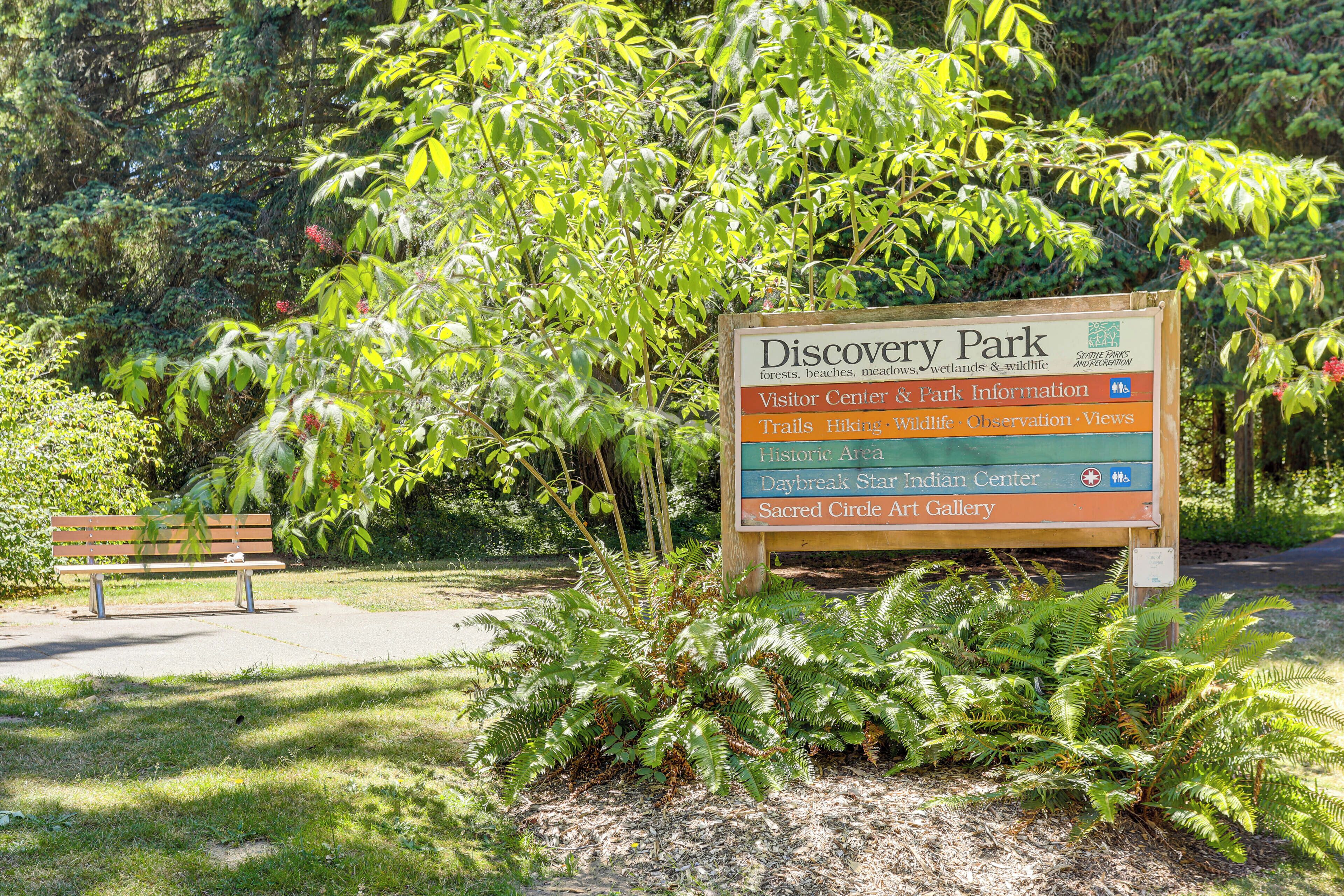 Un cartel para el Parque Discovery que detalla servicios como el Centro de Visitantes, senderos y área histórica.