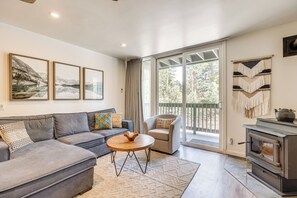 TV, fireplace, books, stereo - Stroll to The Village: Year-Round Family Getaway (Mammoth Lakes)