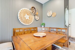 Dining - Stroll to The Village: Year-Round Family Getaway (Mammoth Lakes)