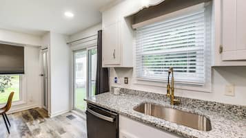 Fridge, microwave, stovetop, dishwasher