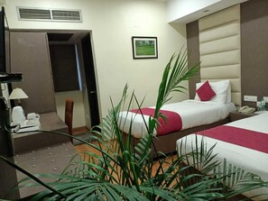 Quarto duplo básico, 2 camas de solteiro, para não fumantes | Wi-Fi de cortesia
