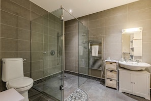 Shower, hair dryer - BIG 1-Bed Flat Central London w/Terrace & Office Corner (London)