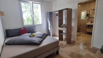 Iron/ironing board, WiFi, bed sheets