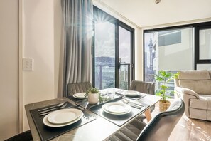 Dining - Stylish 2-Bedroom Apartment in Central Auckland (Auckland)