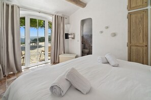 8 bedrooms, desk, iron/ironing board, free WiFi