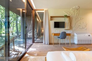 1 bedroom, desk, Internet, bed sheets