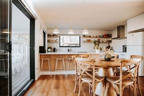 Mikrobølgeovn, ovn, kokeplater og oppvaskmaskin