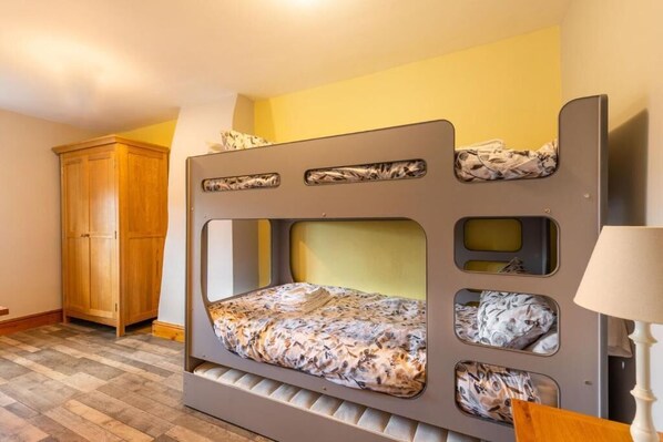 4 bedrooms, iron/ironing board, WiFi, bed sheets